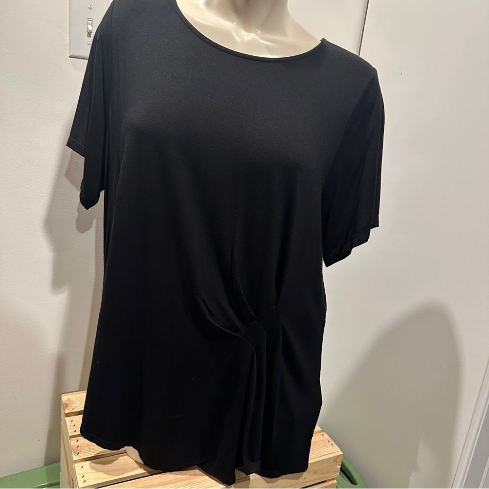 NWOT Karen Kane Beautiful Black Short-Sleeve Pleated Detail left side Blouse -2X